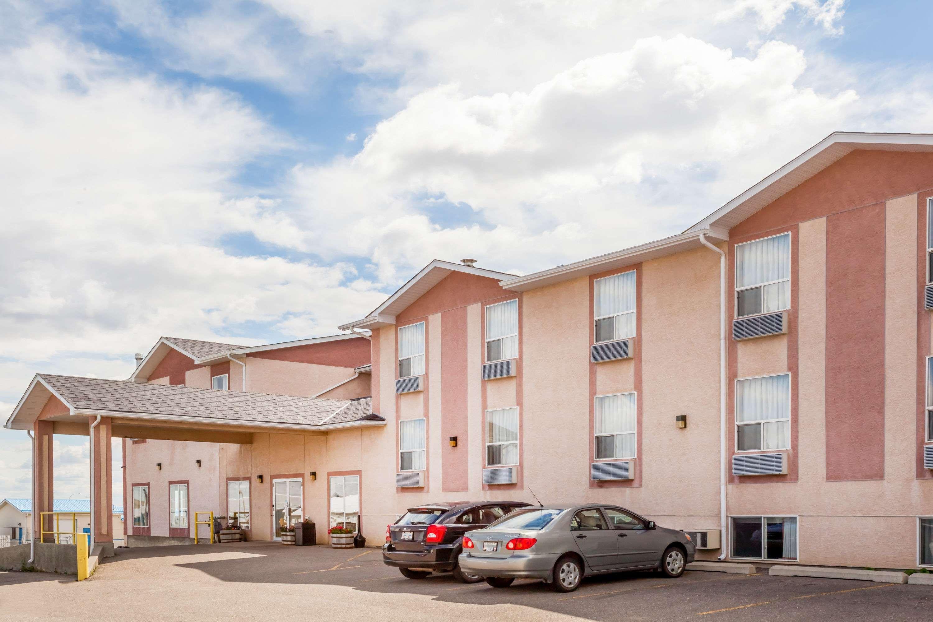 Super 8 By Wyndham Pincher Creek Ab Exteriör bild